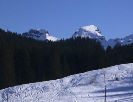 12  ...und im Hintergrund die schoenen Berge.JPG